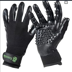 Grooming
De-Shedding
Massaging
Bathing. Gloves..NWT